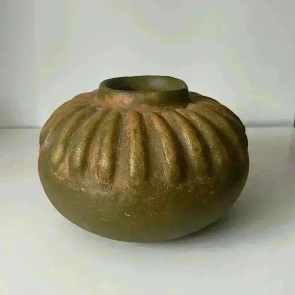 Decorative pottery vase - Picture 1 of 6